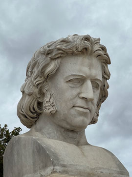 statue