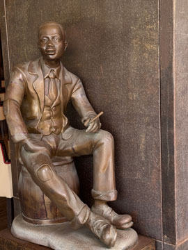 statue