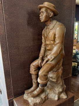 statue